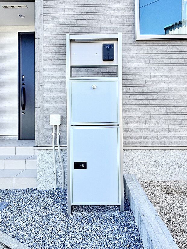 【その他現地】表札・インターホン・ポスト・宅配ＢＯＸをひとつに集約。エントランスになじむシンプルデザイン。　