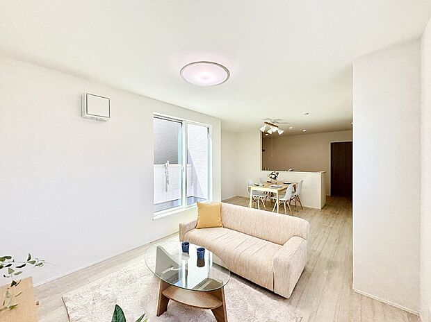 【リビング】ご家族の賑やかな話し声で包まれる明るいリビング　