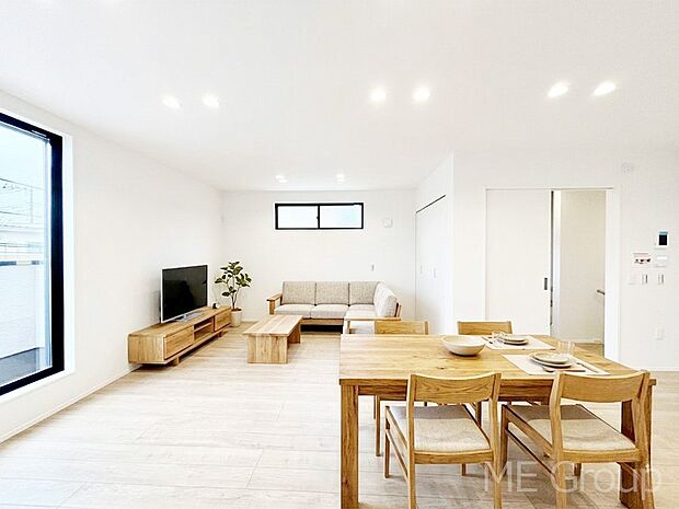 【リビング】ご家族の賑やかな話し声で包まれる明るいリビング  ※家具はCGです  