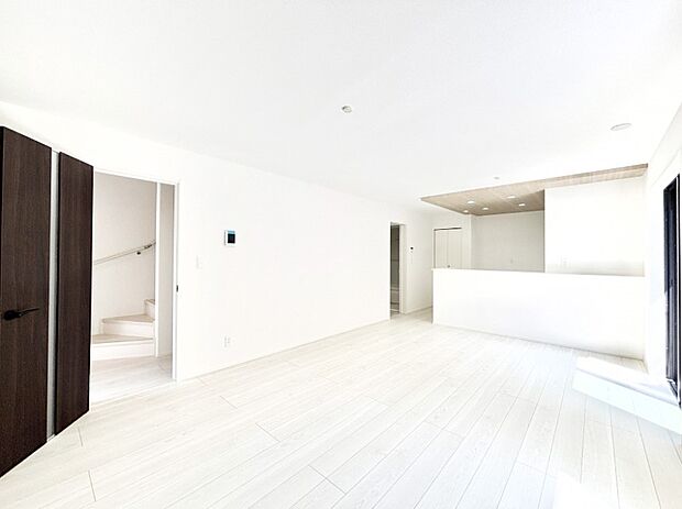 【ダイニング】家族の笑顔が自然と生まれてくる、そんな雰囲気のダイニングに仕上がっています。