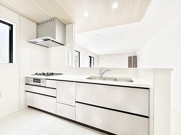 【ダイニングキッチン】ご家族の会話弾む対面キッチン。お料理中のパパママもご家族と過ごす時間が増えそう！