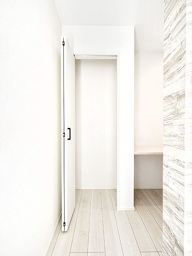 【その他設備(リビング収納)】物が溢れがちな家族共有の小物や日用品などをたっぷり収納できるリビング収納