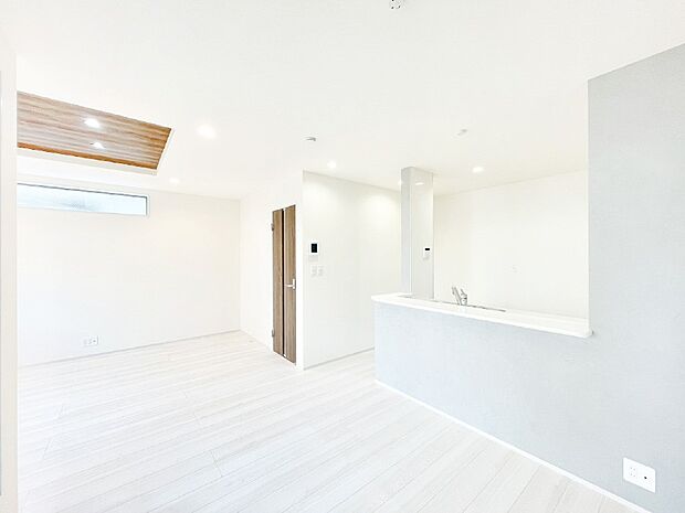 【ダイニング】家族の笑顔が自然と生まれてくる、そんな雰囲気のダイニングに仕上がっています。