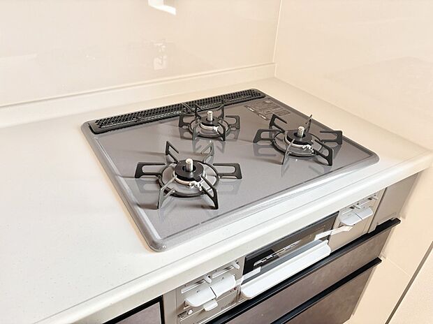 【その他設備(Siセンサーコンロ)】ガスコンロはSiセンサー搭載。火力調節や焦げ付き・消し忘れも防いでくれます。