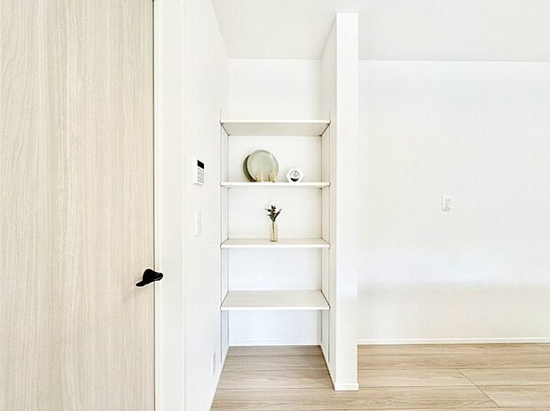 【その他設備(パントリー)】キッチン後方の可動棚付き収納はパントリーとしても利用できます。