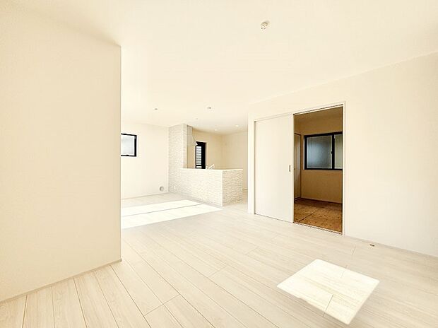 【リビングダイニング】明るい陽光が注ぎ、寛ぎの雰囲気に満たされるリビング・ダイニング。　 