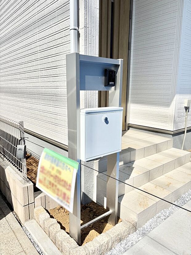 【その他現地】表札・インターホン・ポストをひとつに集約。エントランスになじむシンプルデザイン。