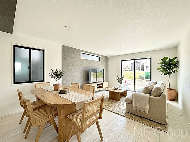 【リビング】ご家族の賑やかな話し声で包まれる明るいリビング ※家具はCGです