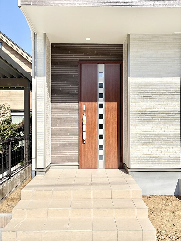 【玄関】玄関前は雨が降っても濡れにくい屋根付き　
