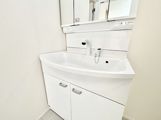 【その他設備(シャワー水栓)】ハンドシャワー付き！使いやすい洗面台。
