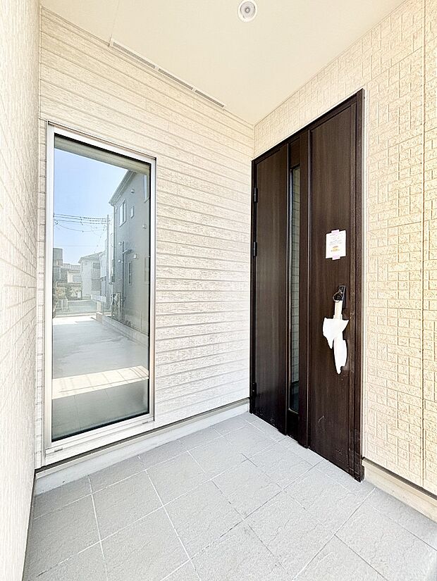 【玄関】玄関前は雨が降っても濡れにくい屋根付き