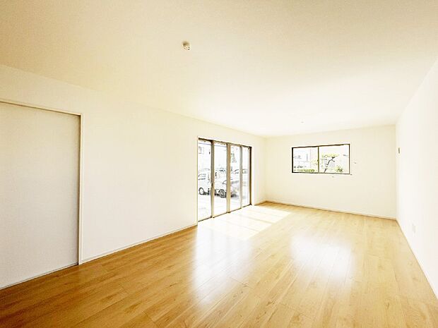 【リビングダイニング】大きな窓からたっぷりの陽光と風を感じられるリビング