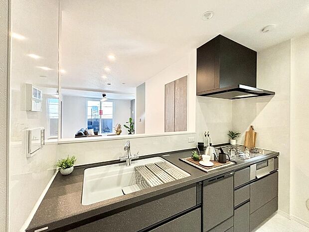 【キッチン】リビングを見渡せる人気のカウンターキッチン。 家族を見守りながら家事をすることができます。