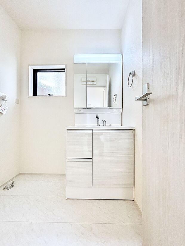 【洗面台・洗面所】大きく見やすい三面鏡で清潔感ある洗面台は、身だしなみチェックや肌のお手入れにおすすめです。