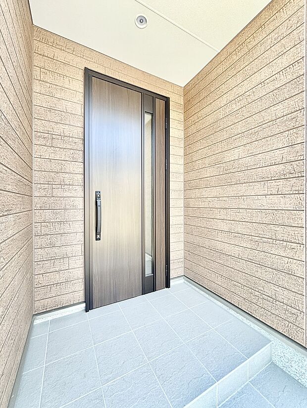 【玄関】玄関前は屋根付きで雨が降っていても濡れにくいです