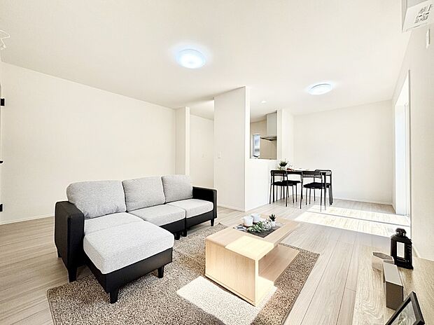 【リビング】ナチュラルテイストの優しく柔らかい色使いのフローリングが素敵なリビングですね。