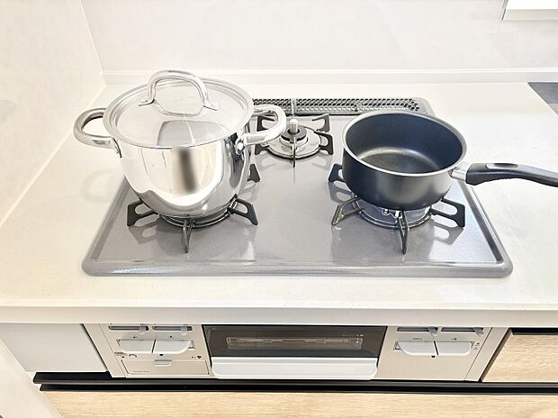 【その他設備(三口コンロ)】焼く・蒸す・煮るの工程を同時進行で進めることができる三口コンロ  