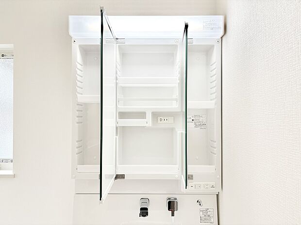 【その他設備(三面鏡裏収納)】三面鏡の裏に、化粧品や衛生用品などを収納可能。洗面台をすっきりと保ちます！