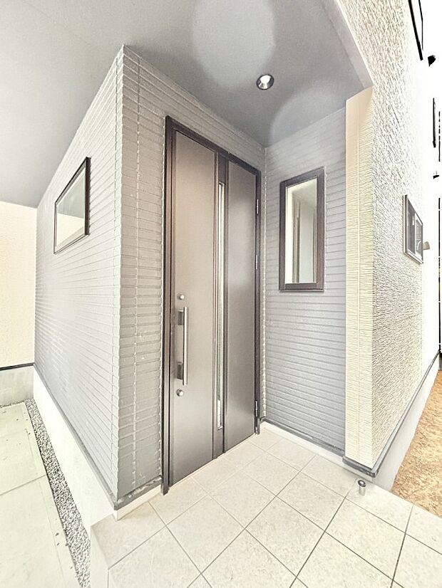 【玄関】大切な家族、来客を出迎える玄関。