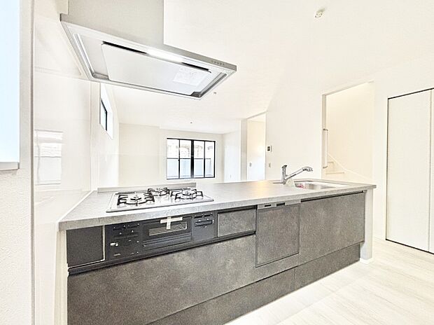 【ダイニングキッチン】料理をしながらご家族との会話を楽しめる対面カウンターキッチン