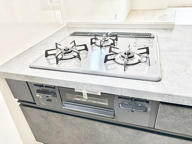 【その他設備(三ツ口コンロ)】三口ガスコンロでお料理が一気にはかどりそう。  