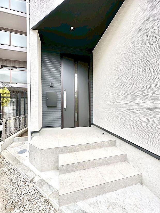 【玄関】大切な家族、来客を出迎える玄関。