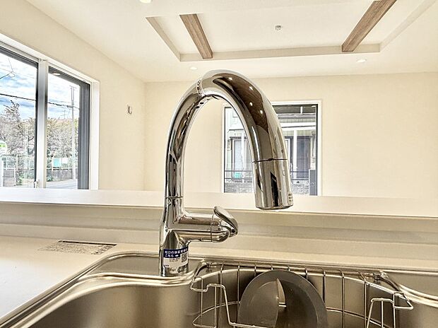 【その他設備(タッチレス水栓)】水栓に触れずに吐止水ができるタッチレス水栓  