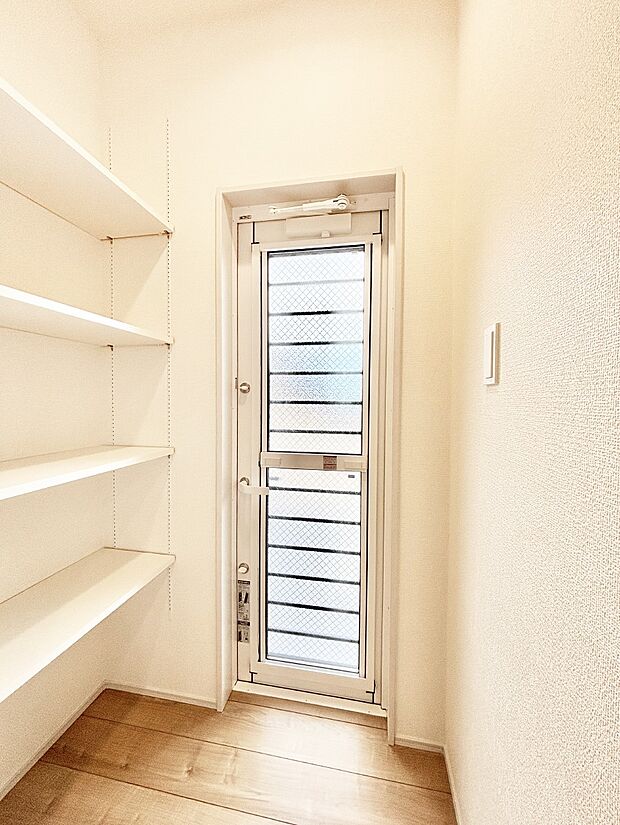 【その他設備(パントリー)】キッチンにはパントリー！食材のストックはもちろん、日用品の収納など使い方はいろいろ！