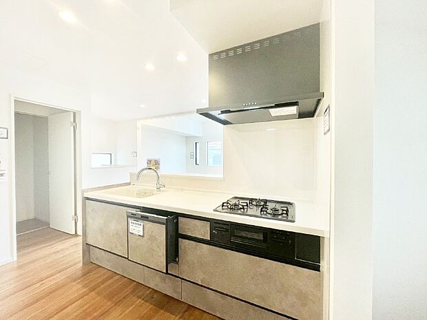 【ダイニングキッチン】リビングで遊ぶお子様を見守りながらお料理ができる対面キッチン。  