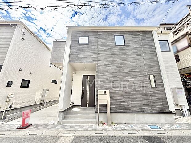 【現地外観写真】洗練された外観、上質な住空間が広がる室内は永く安心して過ごせる住居です。 