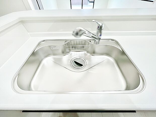 【その他設備(シンク)】広々としたシンクでお料理やお皿洗いもラクラク快適に！