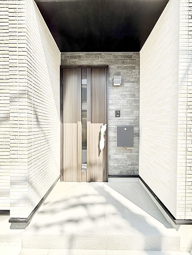 【玄関】シンプルで落ち着いた雰囲気の玄関でご家族やお客様をお出迎え！