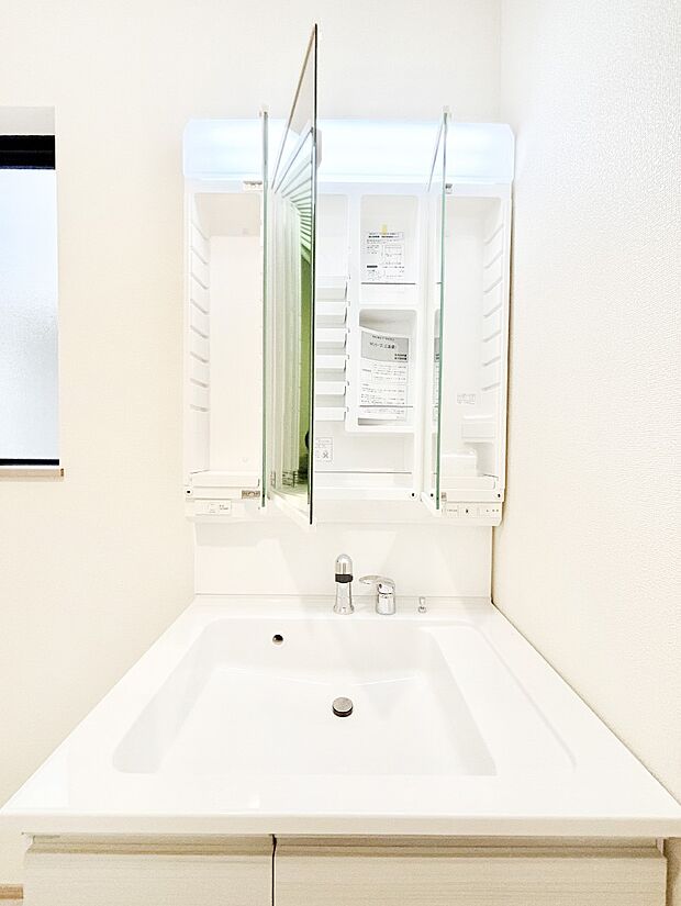 【その他設備(三面鏡裏収納)】三面鏡の裏に、化粧品や衛生用品などを収納可能。洗面台をすっきりと保ちます！
