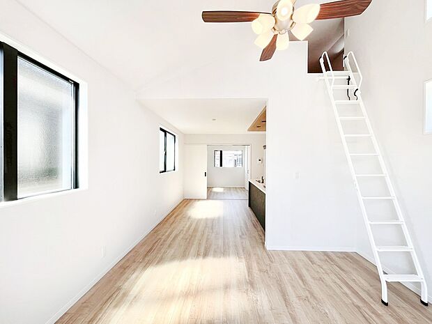 【リビングダイニング】ロフト付きで日当たりもよく、広々としたリビングダイニング