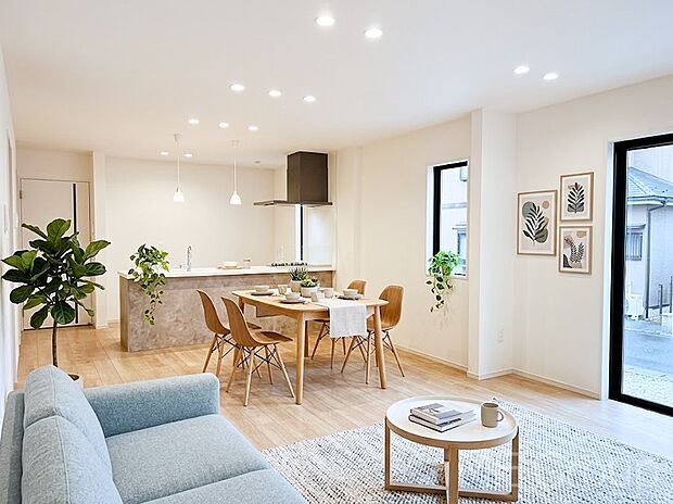 【リビング】ご家族の賑やかな話し声で包まれる明るいリビング  ※家具はCGです