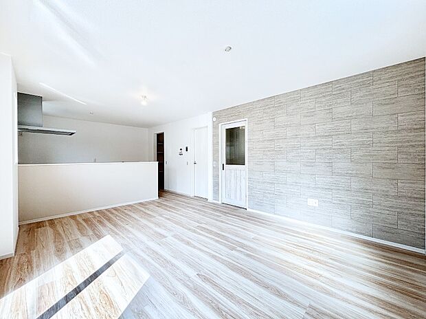 【リビングダイニング】アクセントクロスがオシャレ！家族団らんの時間が充実しそうなリビングダイニング！