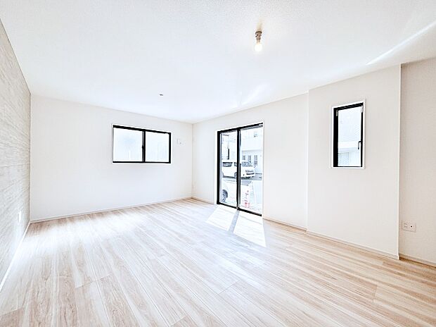 【ダイニング】日当たりの良いリビング。お気に入りのグリーンを飾れば更に心地よさがアップ！