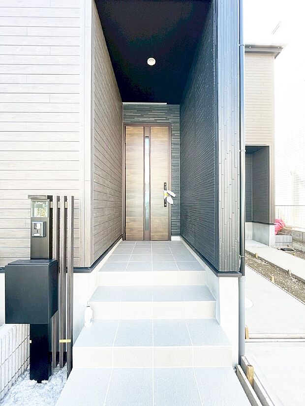 【玄関】玄関前は雨が降っても濡れにくい屋根付き