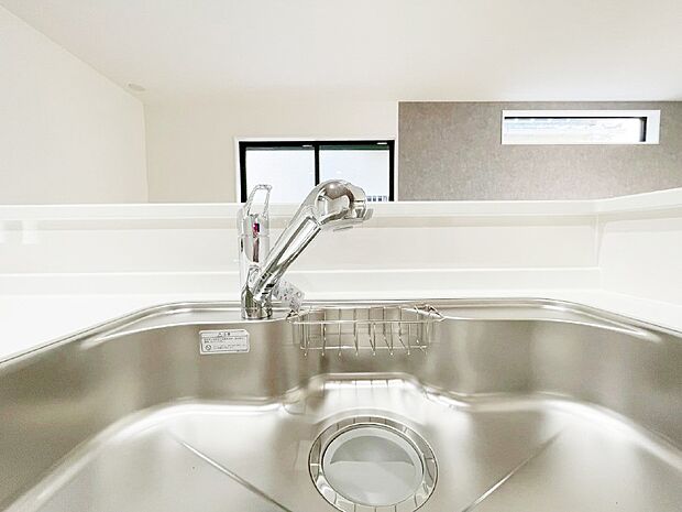 【その他設備(蛇口一体型浄水器)】いつでも清潔なおいしいお水を。一つの水栓で水道水と浄水を使い分け。