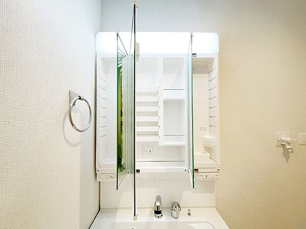 【その他設備(三面鏡裏収納)】三面鏡の裏に、化粧品や衛生用品などを収納可能。洗面台をすっきりと保ちます!
