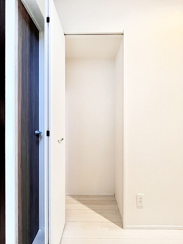 【その他設備(1階廊下収納)】掃除機やモップなどの生活感が出てしまう物もスッキリ!