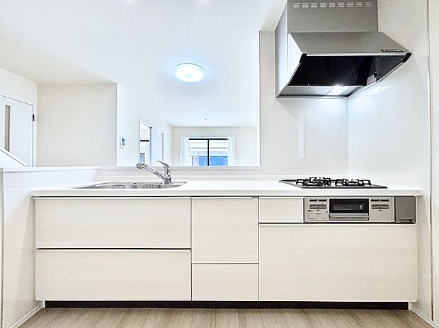 【キッチン】リビングを見渡せる人気のカウンターキッチン。 家族を見守りながら家事をすることができます。