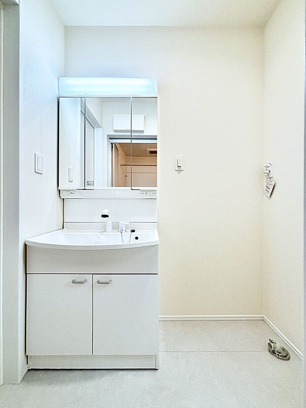 【洗面台・洗面所】大きく見やすい三面鏡で清潔感ある洗面台は、身だしなみチェックや肌のお手入れにおすすめです。