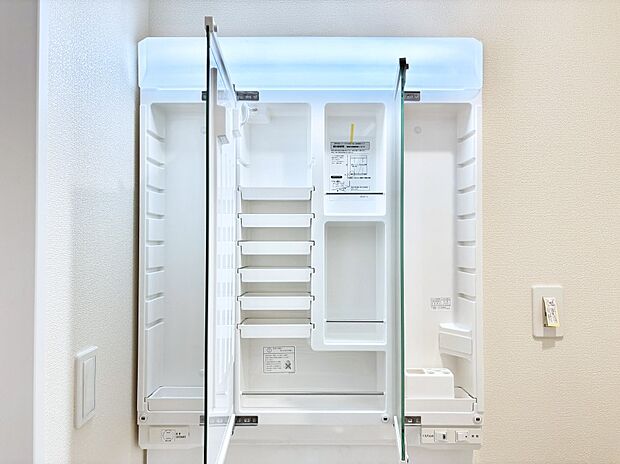 【その他設備(三面鏡裏収納)】三面鏡の裏に、化粧品や衛生用品などを収納可能。洗面台をすっきりと保ちます！