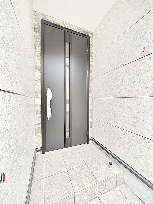 【玄関】玄関前は雨が降っても濡れにくい屋根付き