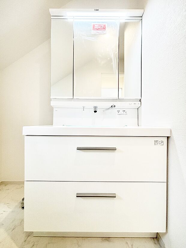 【洗面台・洗面所】スタイリングに便利な三面鏡、ミラーキャビネットで細かい物スッキリ