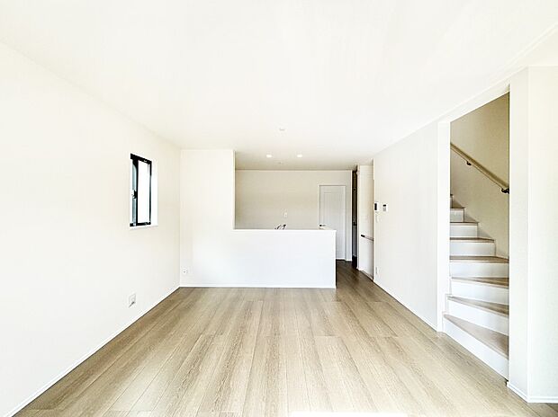 【リビングダイニング】ご家族とのコミュニケーションが深まるリビングイン階段を採用。