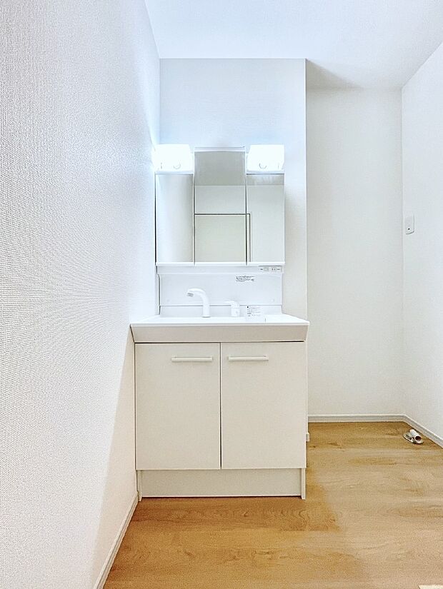 【洋室】ウォークインクローゼットがあるお部屋！季節ごとの入れ替えも不要で便利です。
