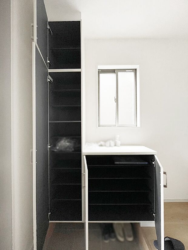 【その他設備(シューズボックス)】たっぷり収納できるシューズボックスで家族全員の靴も、玄関すっきり。