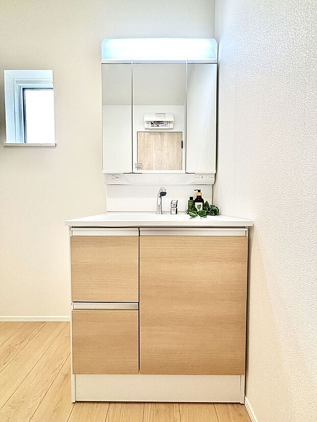 【洗面台・洗面所】大きく見やすい三面鏡で清潔感ある洗面台は、身だしなみチェックや肌のお手入れにおすすめです。